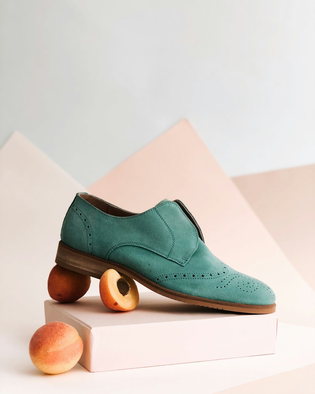 unpaired-green-leather-shoe-on-top-of-white-box-kstsim1uvpw